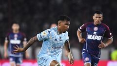 Roger Martínez en partido ante Lanús por la Copa de la Liga de Argentina.