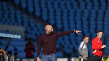 Claudio Giráldez da instrucciones a sus jugadores durante el partido contra el Badajoz.