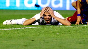 Pepe tenía un estilo de juego extremadamente físico, agresivo y, a veces, al límite reglamento. Su manera de jugar era de alta intensidad, y mostraba una ferocidad y una rabia en la disputa del balón que intimidaban.