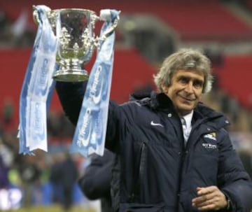 En la misma temporada 2013-2014, Pellegrini gana la Copa de la Liga con el City con campaña perfecta: seis victorias en seis partidos, 22 goles a favor y dos en contra.