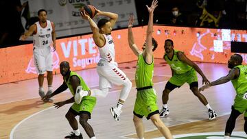 FUNELABRADA, 20/12/2020.-El jugador del Urbas Fuenlabrada J. González y el jugador del Retabet Bilbao J. Brown, durante el partido de la Liga Endesa disputado en el pabellón Fernando Martín.- EFE/Víctor Lerena
