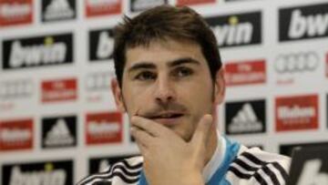 El portero del Real Madrid, Iker Casillas, durante la rueda de prensa que ha ofrecido hoy tras entrenamiento que el club ha llevado a cabo esta tarde en la Ciudad Deportiva de Valdebebas, el primero del año, para preparar el partido que disputarán frente a la Real Sociedad el próximo 6 de enero. Casillas, relegado a la suplencia en el último partido liguero frente al Málaga, ha asegurado que se está entrenando "para intentar recuperar el puesto" y que no se siente bajo de forma: "Yo me encuentro muy bien".