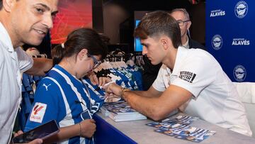 Denis Suárez firmando autógrafos.