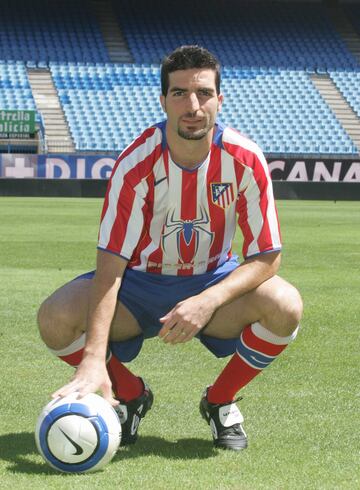 Militó entre 1999 y 2004 en el Celta y entre 2004 y 2006 en el Atlético.