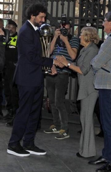 Manuela Carmena recibe a Sergio Llull. 