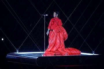 La artista nacida en Barbados protagonizó sola el Halftime Show del Super Bowl LVII del Estadio de la Universidad de Phoenix.