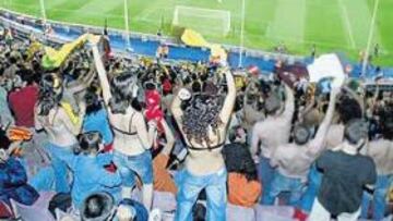 <b>REIVINDICACIÓN. </b>El 'spot' que se difundió en Cataluña para promocionar el partido hacía un llamamiento a quitarse las camisetas en el descanso, como hicieron miles de asistentes en el Camp Nou.