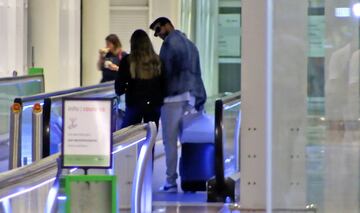 Gerard Piqué y Clara Chía llegan a Barcelona tras pasar disfrutar de unos días en París. El defensor del Fútbol Club Barcelona ya no esconde a su nuevo amor.