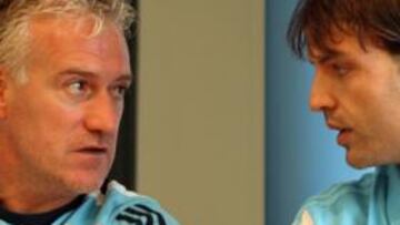 <b>A PARES. </b>Morientes durante su presentación junto a Deschamps