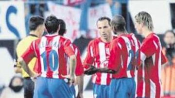 <b>DERROTA. </b>Los jugadores protestaron mucho a González Vázquez.