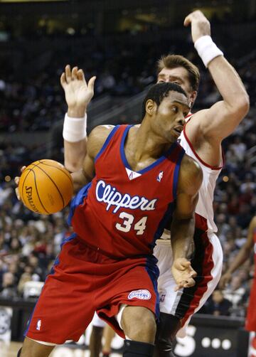 Michael Olowokandi (número 1 del draft de 1998 por Los Angeles Clippers): se llevó el 1 en un draft en el que estaban Mike Bibby, Antawn Jamison, Vince Carter, Paul Pierce, Dirk Nowitzki, Rashard Lewis… No brilló en sus cinco años en LA y viajó después de