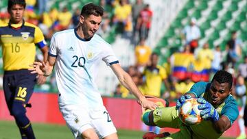 Argentina's midfielder Lucas Alario (L) vies with Ecuador's goalkeeper Pedro Ortiz during the International Friendly football match Argentina against Ecuador at the Martinez Valero stadium in Elche, on October 13, 2019. (Photo by JOSE JORDAN / AFP)