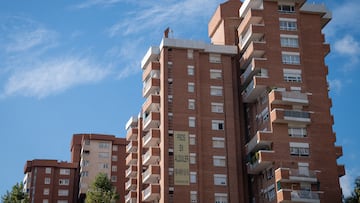 Cartel de alquiler de viviendas en la fachada de un edificio, a 31 de diciembre de 2022, en Barcelona, Cataluña (España). El precio de los alquileres en Barcelona ha crecido un 25,7% en 2022, hasta los 19,3 euros por metro cuadrado al mes, según comunicó  Idealista este jueves 29 de diciembre. Todos los distritos barceloneses registran precios más altos que hace un año, y la mayor subida se ha producido en Sarrià-Sant Gervasi, donde las expectativas de los propietarios se han incrementado en un 29%, seguido del Eixample (28,7%), Sant Martí (28,2%) y Ciutat Vella (22,5%). Por distritos, los mayores precios son en Ciutat Vella (22,8 euros por metro cuadrado al mes) y Sarrià-Sant Gervasi (20,7 euros), mientras que los más baratos son en Nou Barris (13,4 euros) y Sant Andreu (14,1 euros).
31 DICIEMBRE 2022;ALQUILERES;ECONOMÍA;SOCIEDAD;PRECIO;INMOBILIARIA;CATALUNYA;PIXELADA
David Zorrakino / Europa Press
31/12/2022