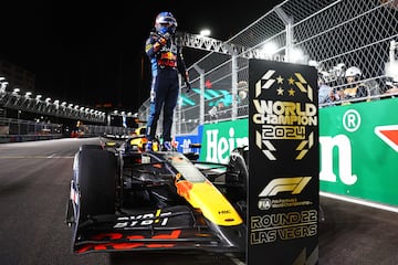 Max Verstappen encima de su monoplaza tras proclamarse por cuarta vez campen del mundo de la Frmula 1.