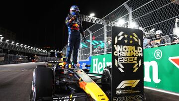 Max Verstappen encima de su monoplaza tras proclamarse por cuarta vez campeón del mundo de la Fórmula 1.