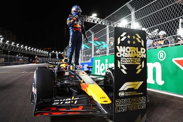 Max Verstappen encima de su monoplaza tras proclamarse por cuarta vez campeón del mundo de la Fórmula 1.