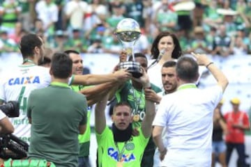 Emotivo homenaje a las víctimas del accidente aéreo de Chapecoense 