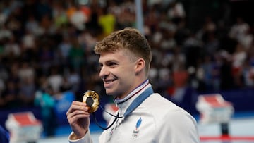 NANTERRE, 28/07/2024.- El francés Leon Marchand con la medalla de oro tras la final de 400m Estilos Individual Masculino, en La Defense Arena en Nanterre, Francia, con motivo de los Juegos Olímpicos París 2024, este domingo. EFE/ Lavandeira Jr