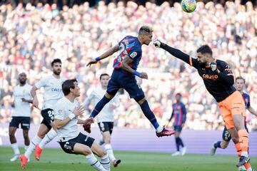 El delantero del Barcelona Raphinha marca de cabeza el 1-0 al Valencia.