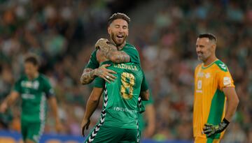 Sergio Ramos y Cazorla celebrando el gol.