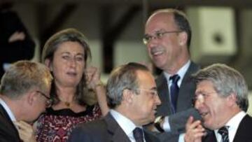 <b>PALCO REPLETO. </b>José Blanco, Florentino Pérez, Enrique Cerezo y Elvira Rodríguez comentaron el partido en el palco.