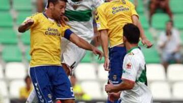 <b>LUCHA AÉREA. </b>Etxeita ganó la partida en el juego aéreo a la zaga canaria. Marcó el tercero.