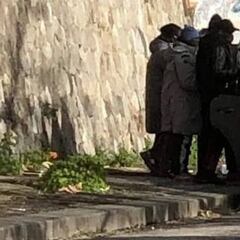 Koulibaly protagoniza la imagen solidaria del día: regala abrigos en la calle a indigentes