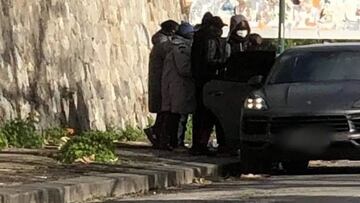 Koulibaly protagoniza la imagen solidaria del d¨ªa: regala abrigos en la calle a indigentes