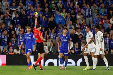 El árbitro muestra la segunda amarilla a Sancris tras su entrada sobre Vinicius.