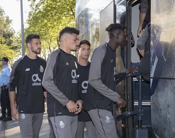 La plantilla de los Dragones Azules estuvo en el Hospital CUF de Oporto visitando a su portero Iker Casillas.