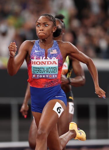 Melissa Jefferson-Wooden, del equipo estadounidense, compite en la final femenina de 200 metros durante el séptimo día del Campeonato Mundial de Atletismo Tokio.