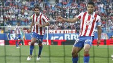 <b>DE PENALTI. </b>Agüero marca de penalti uno de sus dos tantos ante el Levante. Era su sexto partido consecutivo marcando y su quinto doblete de la temporada. También lanzó su primer penalti en Liga como rojiblanco.