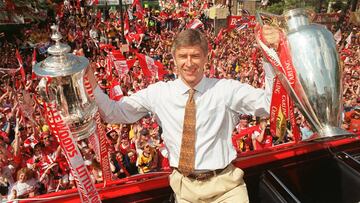 Arsenal con la FA Cup y la Premier conquistadas en 1998, su primer doblete.