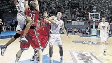 <b>ARROLLADOR. </b>Charles Smith, máximo encestador del choque,lanza ante Splitter.