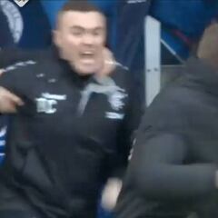 Gerrard festejó hasta el límite los tres puntos del clásico