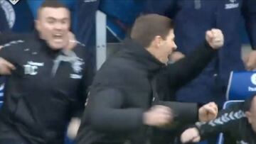 La euforia de Gerrard tras gol de su equipo en el clásico