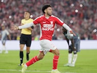 AME7331. BOGOTÁ (COLOMBIA), 21/01/2026.- Nahuel Bustos (c) de Santa Fe celebra un gol este miércoles, en la final de la Superliga colombiana entre Santa Fe y Junior en el estadio El Campín en Bogotá (Colombia). EFE/ Carlos Ortega