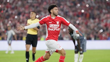 AME7331. BOGOTÁ (COLOMBIA), 21/01/2026.- Nahuel Bustos (c) de Santa Fe celebra un gol este miércoles, en la final de la Superliga colombiana entre Santa Fe y Junior en el estadio El Campín en Bogotá (Colombia). EFE/ Carlos Ortega