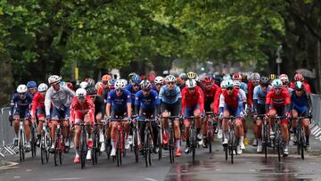 Pelotón de ciclistas en campeonato internacional.