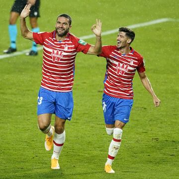 2-0. Jorge Molina celebró el segundo gol con Carlos Neva.