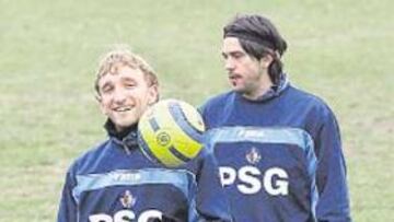 <b>UN FIJO. </b>Diego Rivas, en la imagen con Contra, un fijo de Schuster.