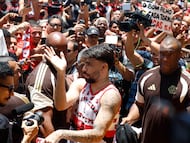 AME9381. RÍO DE JANEIRO (BRASIL), 29/01/2026.- Lucas Paquetá (c) saluda a los aficionados de Flamengo a su llegada al Aeropuerto Internacional este jueves, en Río de Janeiro (Brasil). Paquetá llega procedente del West Ham de Inglaterra convirtiéndose en el fichaje más caro en la historia del fútbol brasileño. EFE/ Antonio Lacerda