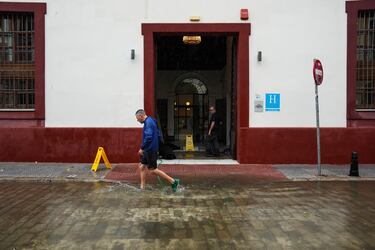 Calles anegadas de agua tras las lluvias torrenciales en la jornada de hoy en Sevilla.