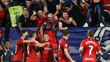 Chimy ?vila, celebra su gol con sus compa?eros.