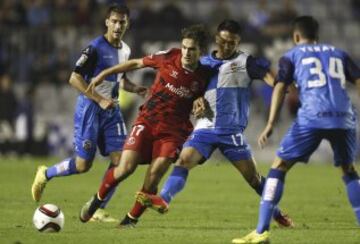 Denis Suarez con el japonés Sotan Tanabe.