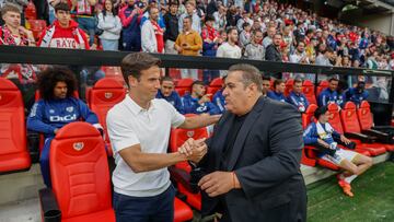 MADRID, 15/05/2024.- El entrenador del Rayo Vallecano, I?igo Pérez (i), saluda al del Granada, José Ramón Sandoval (d), antes del encuentro de la jornada 36 de LaLiga entre Rayo Vallecano y Granada CF, este miércoles en el Estadio de Vallecas. EFE/ Rodrigo Jiménez