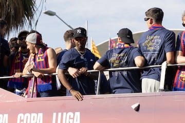 Los jugadores del Bar?a, la directiva y el cuerpo tcnico celebran el triplete (Liga, Copa y Supercopa) entre los aficionados.

