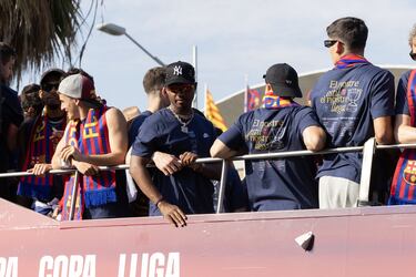 Los jugadores del Barça, la directiva y el cuerpo técnico celebran el triplete (Liga, Copa y Supercopa) entre los aficionados.

