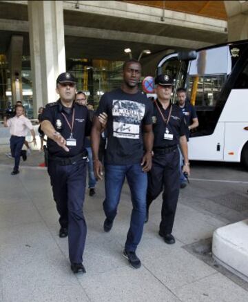 El colombiano Jackson Martínez, delantero del Atlético de Madrid, se fotografía con aficionados a su llegada esta tarde al aeropuerto Adolfo Suárez-Barajas de Madrid. Martínez ha sido traspasado desde el Porto a cambio de la cantidad de su cláusula de rescisión, 35 millones de euros.