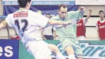 <b>SIN OPCIÓN. </b>Santi intenta dificultad un lanzamiento de Interviú.